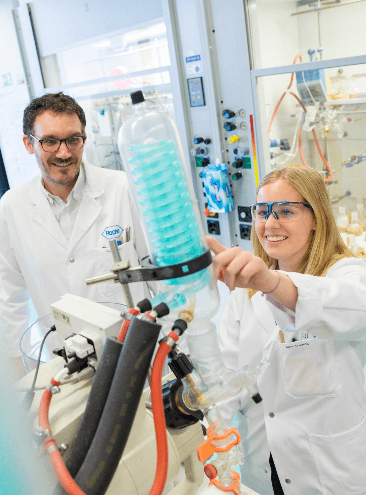 Imagem de duas pessoas trabalhando em uma instalação da Roche.