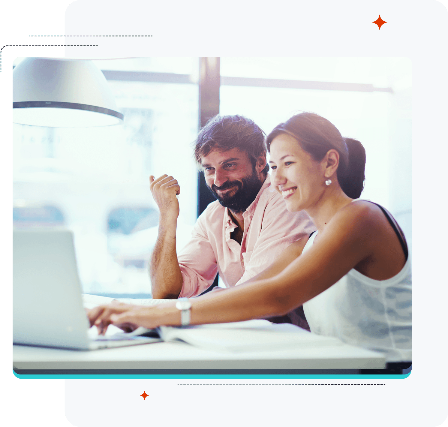 Div dud o c’hoarzhin o sellet ouzh ur urzhiataer hezoug.