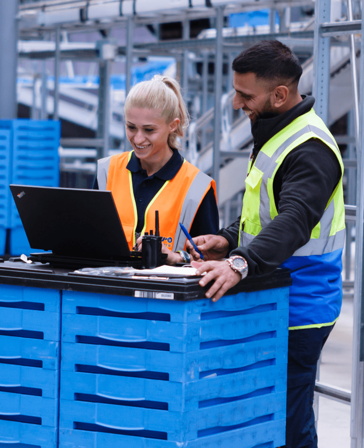 um homem e uma mulher olhando para um laptop