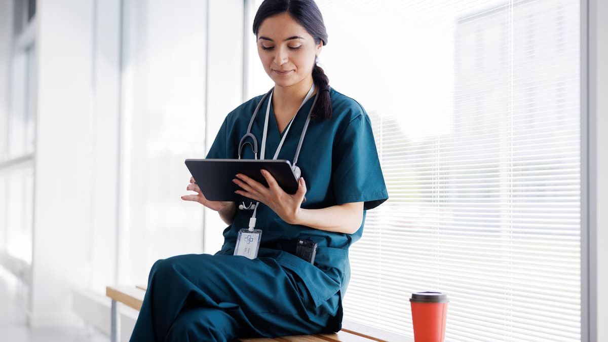 How to optimize the employee experience in the public sector and healthcare industry